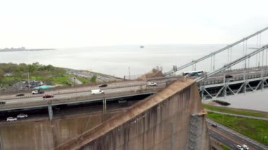 Verrazzano-Narrows Köprüsü yakınındaki New York, USA karayolu taşıma sistemi karayolu Kavşağı