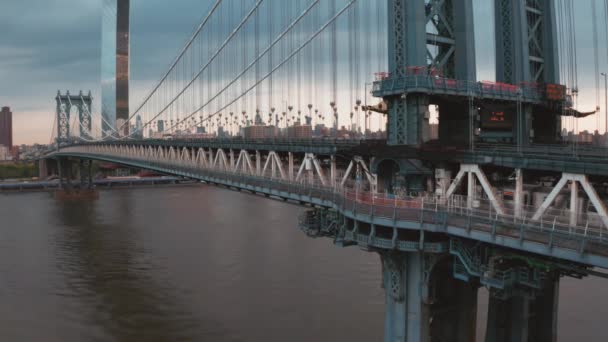 日出时曼哈顿大桥结构和纽约市的鸟瞰图 — 图库视频影像