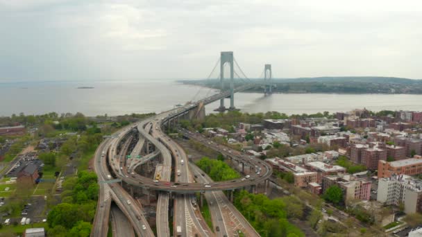 Intercambio Autopistas Nueva York Cerca Del Puente Verrazzano Narrows — Vídeo de stock