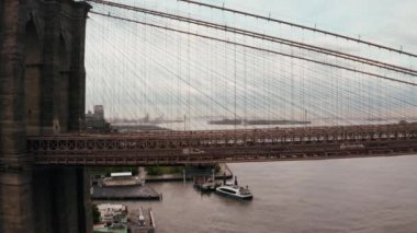 Manhattan Köprüsü yapısı ve New York şehir güneşin doğuşunda havadan görünümü.