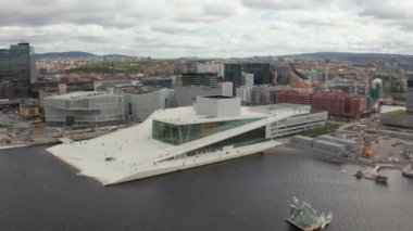 Ulusal Oslo Opera Binası ve Oslo şehir merkezinde bulutlu gökyüzüne karşı havadan görünüm