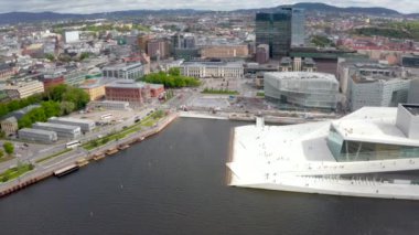 Ulusal Oslo Opera Binası ve Oslo şehir merkezinde bulutlu gökyüzüne karşı havadan görünüm