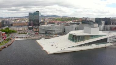 Ulusal Oslo Opera Binası ve Oslo şehir merkezinde bulutlu gökyüzüne karşı havadan görünüm