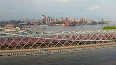 Williamsburg Köprüsü 'nün havadan görünümü, New York City 'de Doğu Nehri genelinde bir süspansiyon köprüdür.