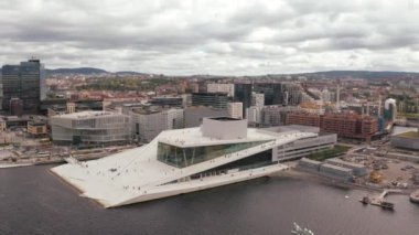 Ulusal Oslo Opera Binası ve Oslo şehir merkezinde bulutlu gökyüzüne karşı havadan görünüm