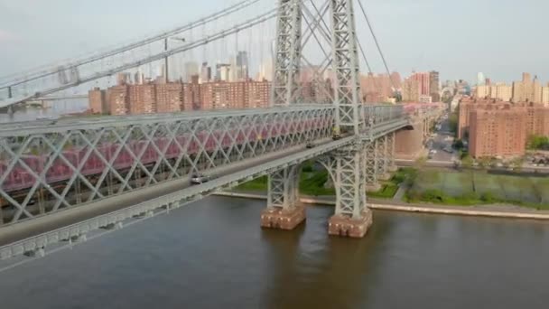 威廉斯堡大桥的鸟瞰图是横跨东河的悬挂桥 位于美国 — 图库视频影像