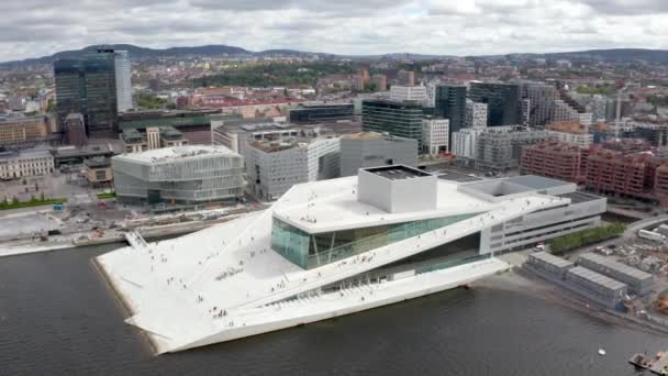 Flygfoto National Oslo Opera House Och Oslo Downtown Mot Molnigt — Stockvideo