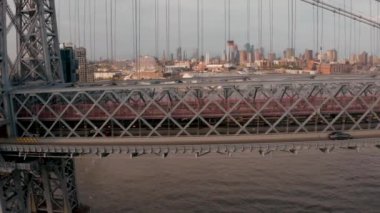 Williamsburg Köprüsü 'nün havadan görünümü, New York City 'de Doğu Nehri genelinde bir süspansiyon köprüdür.
