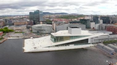 Ulusal Oslo Opera Binası ve Oslo şehir merkezinde bulutlu gökyüzüne karşı havadan görünüm