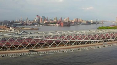 Williamsburg Köprüsü 'nün havadan görünümü, New York City 'de Doğu Nehri genelinde bir süspansiyon köprüdür.