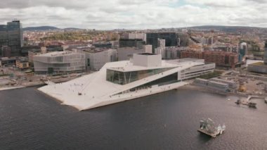 Ulusal Oslo Opera Binası ve Oslo şehir merkezinde bulutlu gökyüzüne karşı havadan görünüm