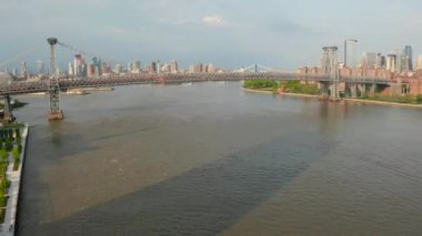 Williamsburg Köprüsü 'nün havadan görünümü, New York City 'de Doğu Nehri genelinde bir süspansiyon köprüdür.