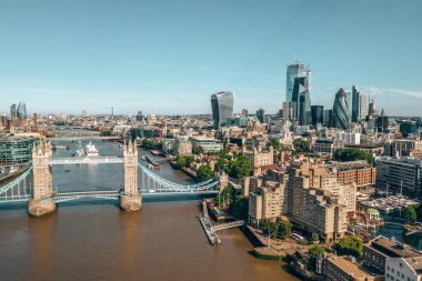Londra 'daki Tower Bridge, İngiltere. Londra 'da aydınlık bir gün. Asma köprü açılıyor. İngiliz simgelerinden biri.. 