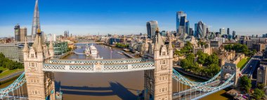 Londra 'daki Tower Bridge, İngiltere. Londra 'da aydınlık bir gün. Asma köprü açılıyor. İngiliz simgelerinden biri.. 