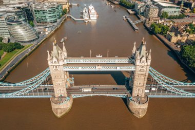 Londra 'daki Tower Bridge, İngiltere. Londra 'da aydınlık bir gün. Asma köprü açılıyor. İngiliz simgelerinden biri.. 