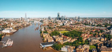 Kale Köprüsü, Shard ve Kanarya Rıhtımı İlçesi yakınındaki Thames Nehri ile Londra Arial görünümü gündoğumu. 
