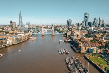 Kale Köprüsü, Shard ve Kanarya Rıhtımı İlçesi yakınındaki Thames Nehri ile Londra Arial görünümü gündoğumu. 