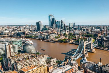 Kale Köprüsü, Shard ve Kanarya Rıhtımı İlçesi yakınındaki Thames Nehri ile Londra Arial görünümü gündoğumu. 