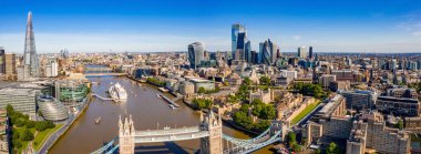 Kale Köprüsü, Shard ve Kanarya Rıhtımı İlçesi yakınındaki Thames Nehri ile Londra Arial görünümü gündoğumu. 