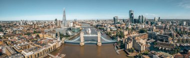 Kale Köprüsü, Shard ve Kanarya Rıhtımı İlçesi yakınındaki Thames Nehri ile Londra Arial görünümü gündoğumu. 