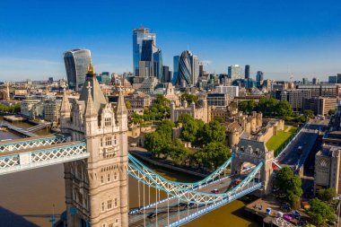 Londra 'daki Tower Bridge, İngiltere. Londra 'da aydınlık bir gün. Asma köprü açılıyor. İngiliz simgelerinden biri.. 