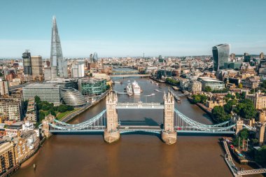 Londra 'daki Tower Bridge, İngiltere. Londra 'da aydınlık bir gün. Asma köprü açılıyor. İngiliz simgelerinden biri.. 