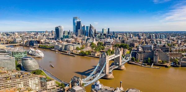 Tower Bridge Στο Λονδίνο Στο Ηνωμένο Βασίλειο Φωτεινή Μέρα Πάνω — Φωτογραφία Αρχείου