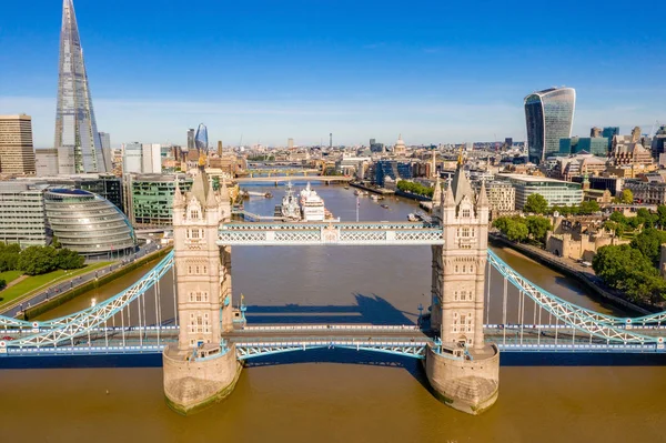 Tower Bridge Στο Λονδίνο Στο Ηνωμένο Βασίλειο Φωτεινή Μέρα Πάνω — Φωτογραφία Αρχείου
