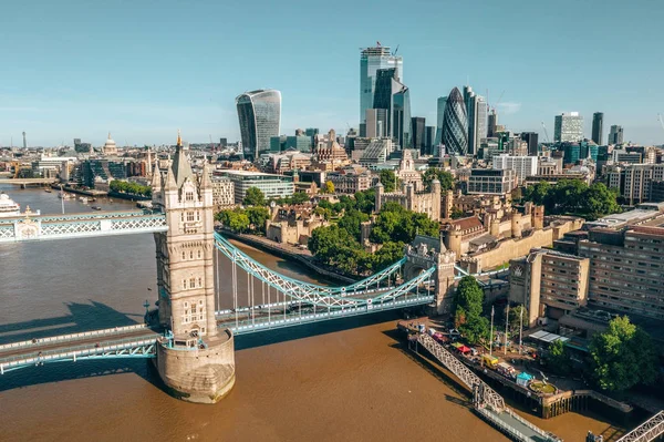 Tower Bridge Στο Λονδίνο Στο Ηνωμένο Βασίλειο Φωτεινή Μέρα Πάνω — Φωτογραφία Αρχείου