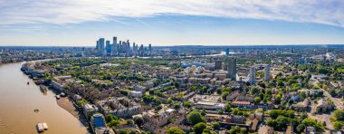 Kale Köprüsü, Shard ve Kanarya Rıhtımı İlçesi yakınındaki Thames Nehri ile Londra Arial görünümü gündoğumu. 