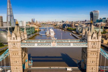 Londra 'daki Tower Bridge, İngiltere. Londra 'da aydınlık bir gün. Asma köprü açılıyor. İngiliz simgelerinden biri.. 