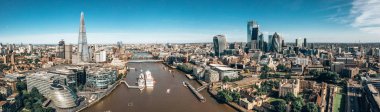 Kale Köprüsü, Shard ve Kanarya Rıhtımı İlçesi yakınındaki Thames Nehri ile Londra Arial görünümü gündoğumu. 