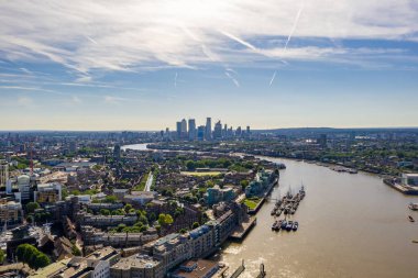 Kale Köprüsü, Shard ve Kanarya Rıhtımı İlçesi yakınındaki Thames Nehri ile Londra Arial görünümü gündoğumu. 