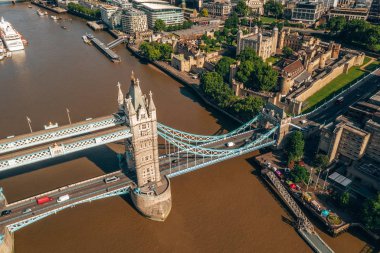 Kale Köprüsü, Shard ve Kanarya Rıhtımı İlçesi yakınındaki Thames Nehri ile Londra Arial görünümü gündoğumu. 