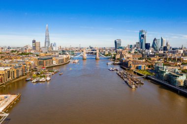 Kale Köprüsü, Shard ve Kanarya Rıhtımı İlçesi yakınındaki Thames Nehri ile Londra Arial görünümü gündoğumu. 