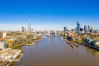Kale Köprüsü, Shard ve Kanarya Rıhtımı İlçesi yakınındaki Thames Nehri ile Londra Arial görünümü gündoğumu. 