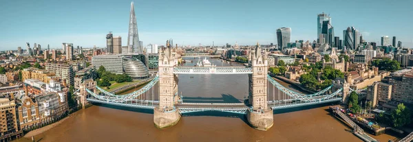 イギリスのロンドンにあるタワーブリッジ ロンドンの明るい日 ドローブリッジオープン 英語の象徴的なシンボルの一つ — ストック写真