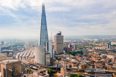 Kule Köprüsü yakınındaki Londra Shard gökdelen havadan görünümü.