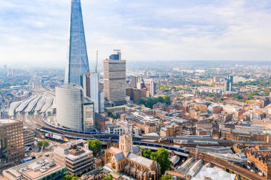 Kule Köprüsü yakınındaki Londra Shard gökdelen havadan görünümü.