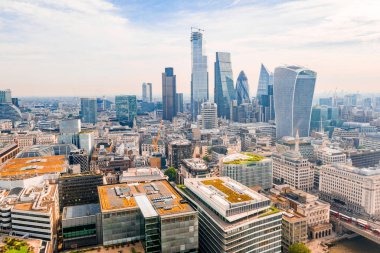 Kule Köprüsü yakınındaki Londra Shard gökdelen havadan görünümü.