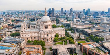 Londra 'da Millennium Köprüsü yakınındaki ikonik St Pauls Cathedrale, Ingiltere. 