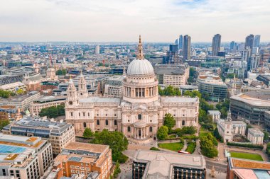 Londra 'da Millennium Köprüsü yakınındaki ikonik St Pauls Cathedrale, Ingiltere. 