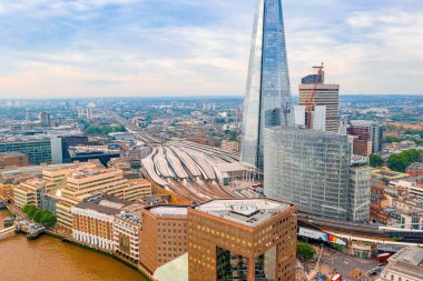 Yukarıdan güzel Londra şehir panoramik görünümü. Londra şehir bölgesinde gökdelenler. 