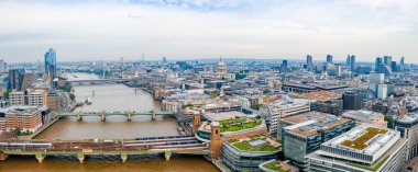 Kale Köprüsü, Shard ve Kanarya Rıhtımı İlçesi yakınındaki Thames Nehri ile Londra Arial görünümü gündoğumu. 