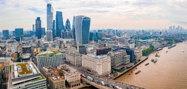 Kale Köprüsü, Shard ve Kanarya Rıhtımı İlçesi yakınındaki Thames Nehri ile Londra Arial görünümü gündoğumu. 
