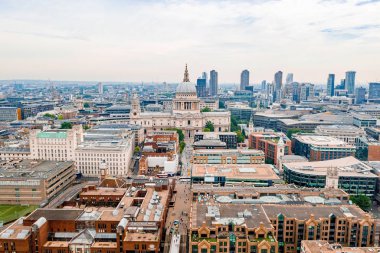 Londra 'da Millennium Köprüsü yakınındaki ikonik St Pauls Cathedrale, Ingiltere. 