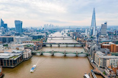 Kale Köprüsü, Shard ve Kanarya Rıhtımı İlçesi yakınındaki Thames Nehri ile Londra Arial görünümü gündoğumu. 