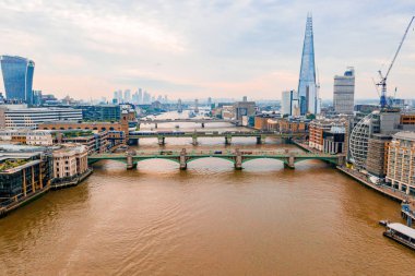 Kale Köprüsü, Shard ve Kanarya Rıhtımı İlçesi yakınındaki Thames Nehri ile Londra Arial görünümü gündoğumu. 