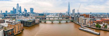 Kale Köprüsü, Shard ve Kanarya Rıhtımı İlçesi yakınındaki Thames Nehri ile Londra Arial görünümü gündoğumu. 