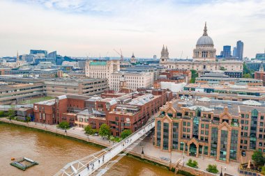 Londra 'da Millennium Köprüsü yakınındaki ikonik St Pauls Cathedrale, Ingiltere. 